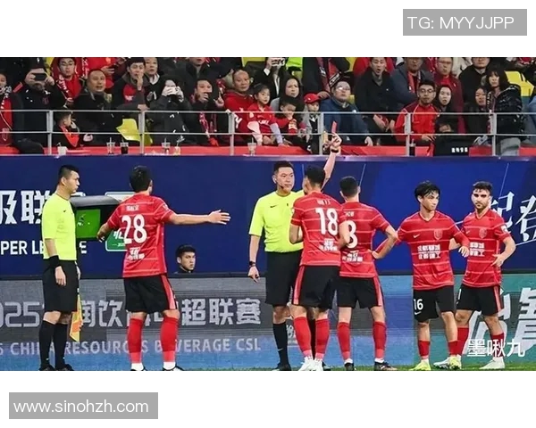足球明星在比赛中意外被脱裤子引发全场哗然引起媒体热议